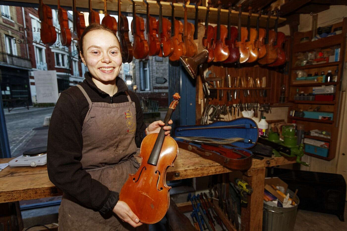 « Je voulais être cheffe d’orchestre » : à 25 ans, Manon Bard reprend la plus ancienne lutherie de Rouen