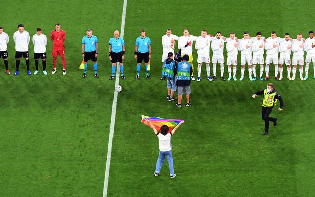 Euro 2021 : un activiste LGBT entre sur la pelouse d’Allemagne-Hongrie avec un drapeau arc-en-ciel