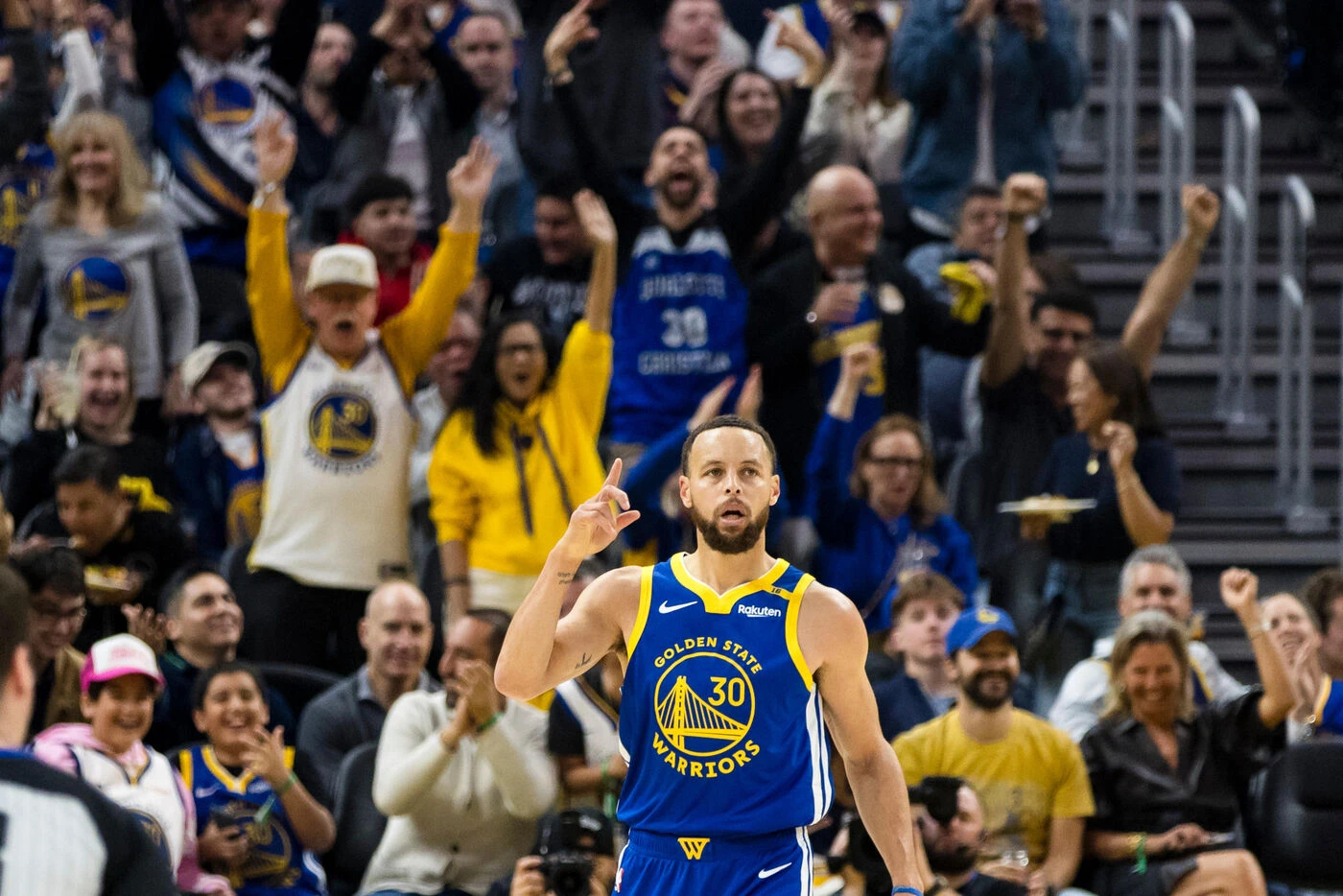 Basket : la vidéo du 4 000e tir à trois points réussi par Stephen Curry en NBA