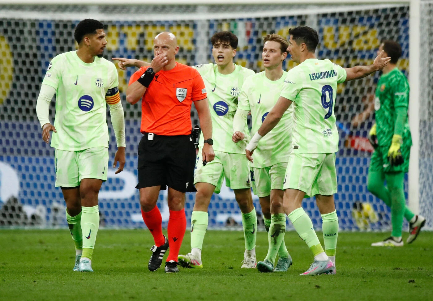 Inter Milan-Barcelone : « Des détails bizarres »... Joueurs du Barça et presse catalane en colère contre l’arbitrage