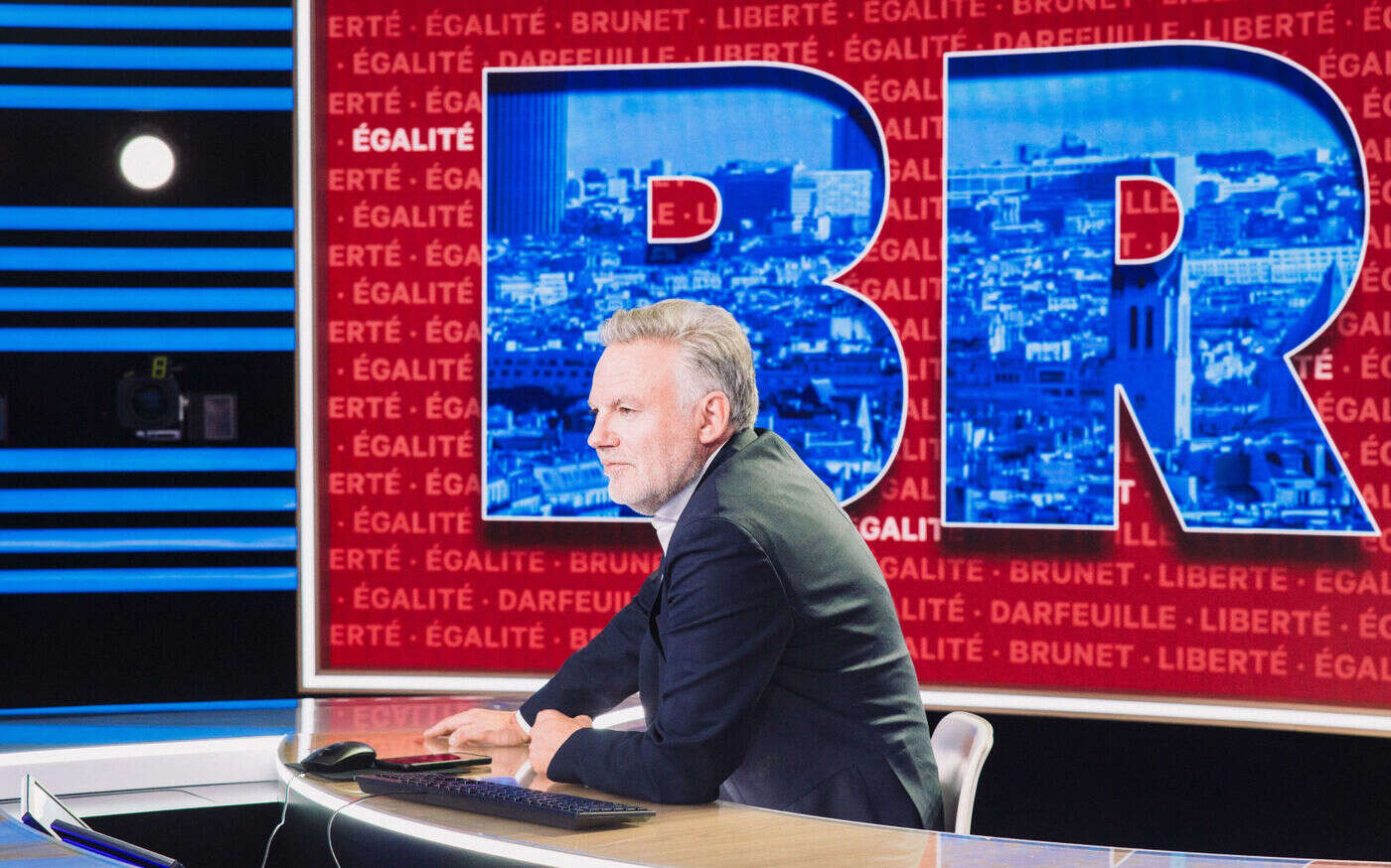 Départs en cascade, audiences en baisse… Que se passe-t-il à BFMTV ?