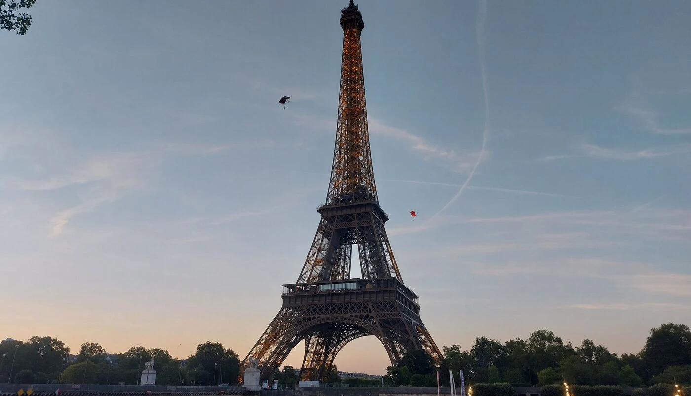 Paris : deux hommes sautent en parachute du haut de la tour Eiffel