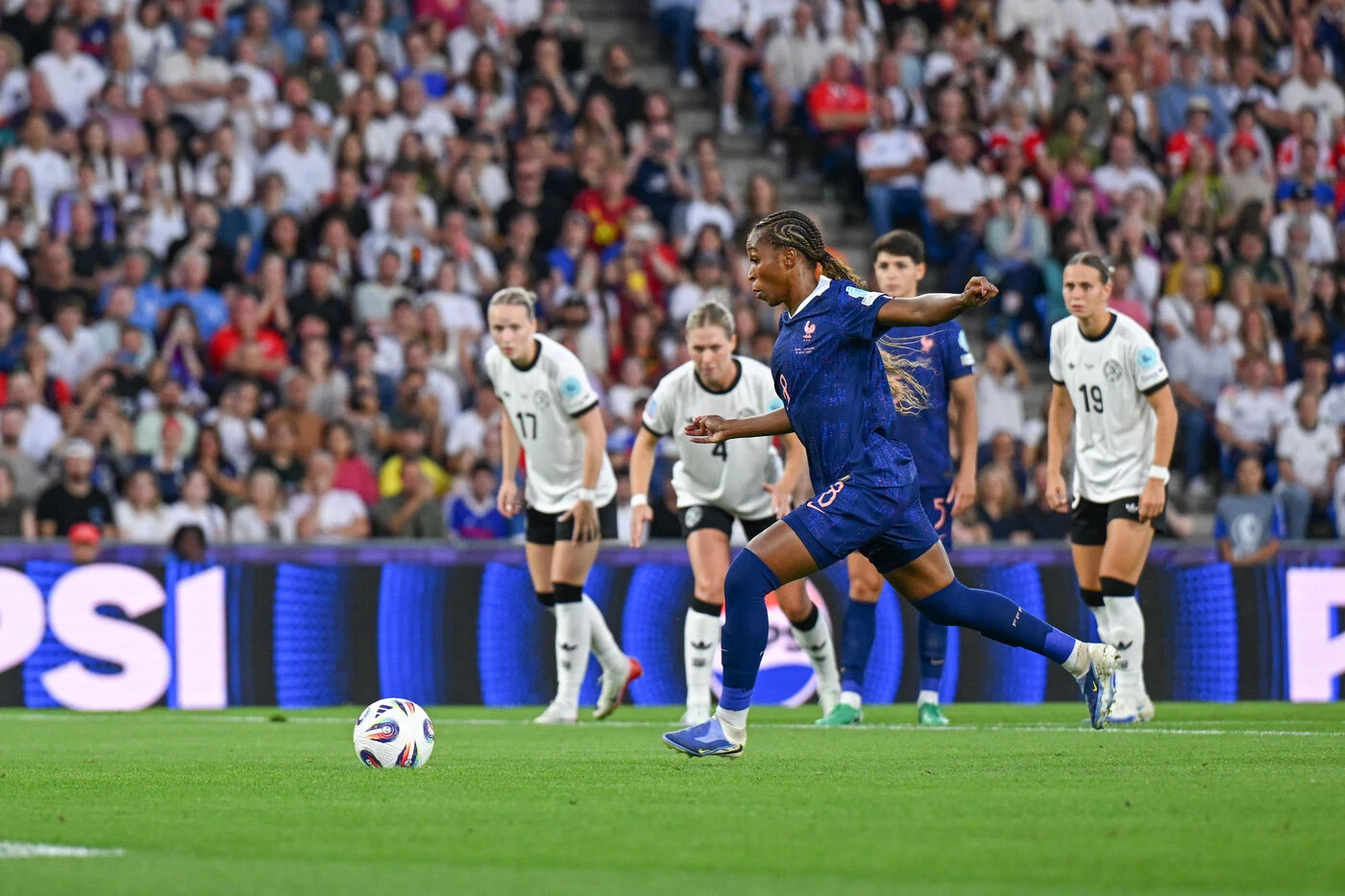 France-Allemagne : la vidéo du pénalty de Geyoro après un carton rouge allemand pour tirage de cheveux