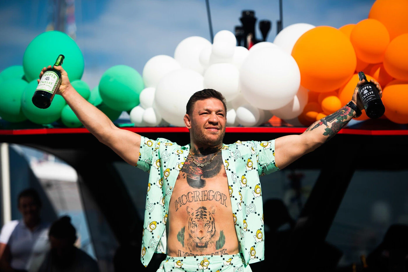 MMA : McGregor suspendu 18 mois pour infraction aux règles antidopage, mais disponible pour le combat à la Maison-Blanche