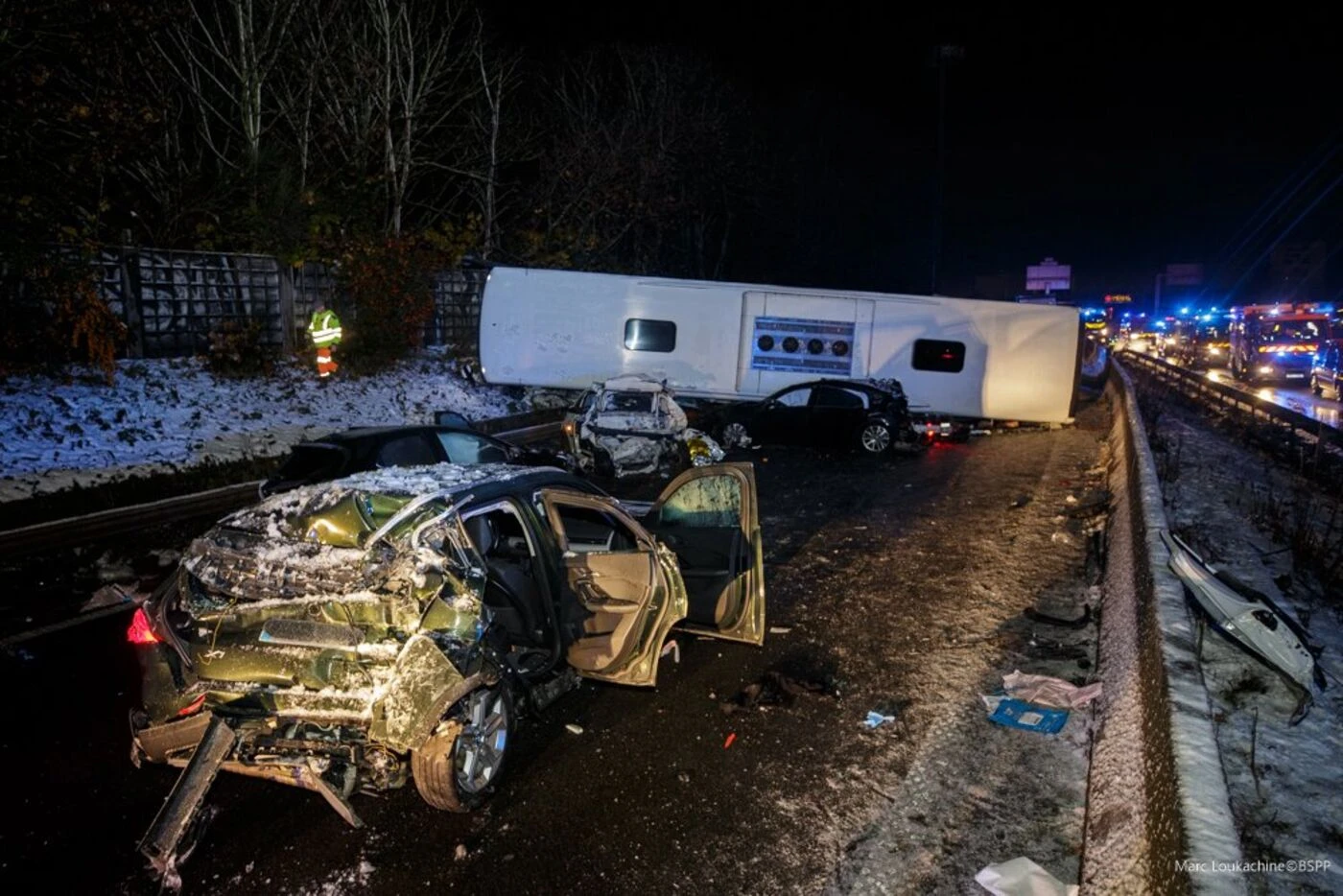 Accident de bus sur l’autoroute A6 : un policier hors service décédé, enquête pour homicide et blessures involontaires ouverte