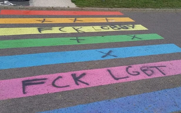 Verneuil-sur-Seine: un mois après son inauguration, le passage piéton arc-en-ciel taggué de propos homophobes