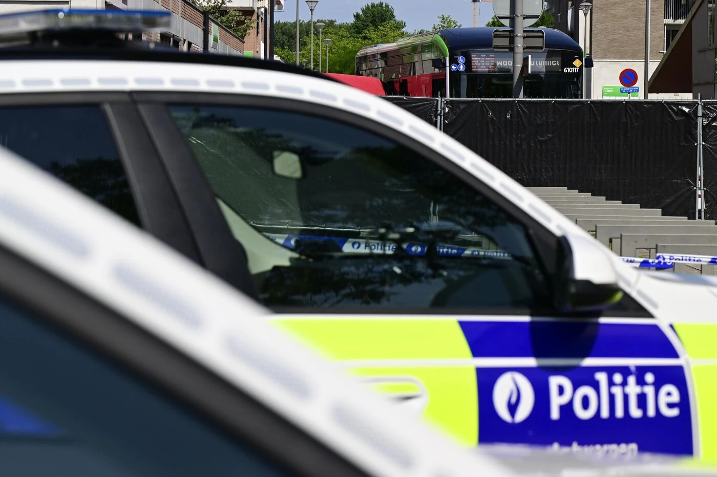 « Ça rappelle le mode opératoire des cartels mexicains » : un homme retrouvé mort pendu à un panneau sur l’autoroute à Bruxelles