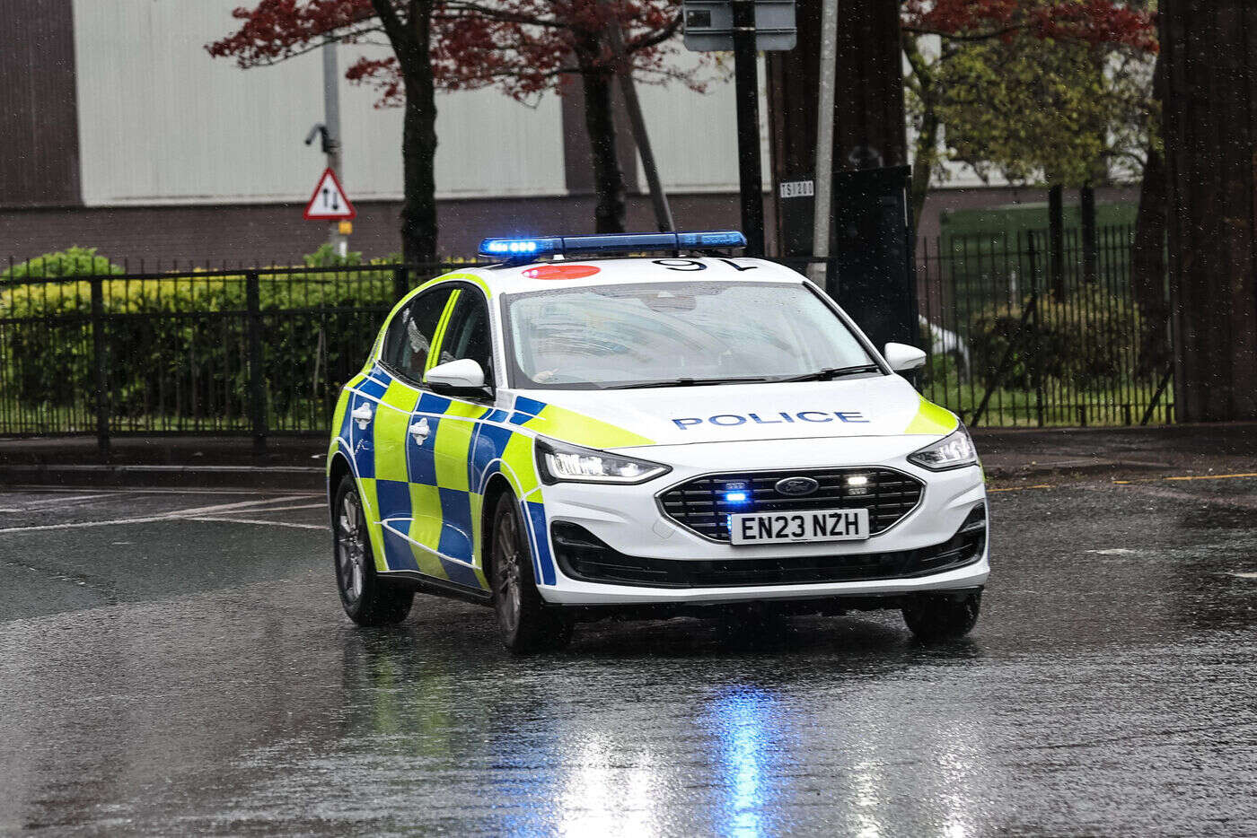 « Le pays tout entier pleure » : un adolescent de 15 ans meurt poignardé dans son lycée en Angleterre