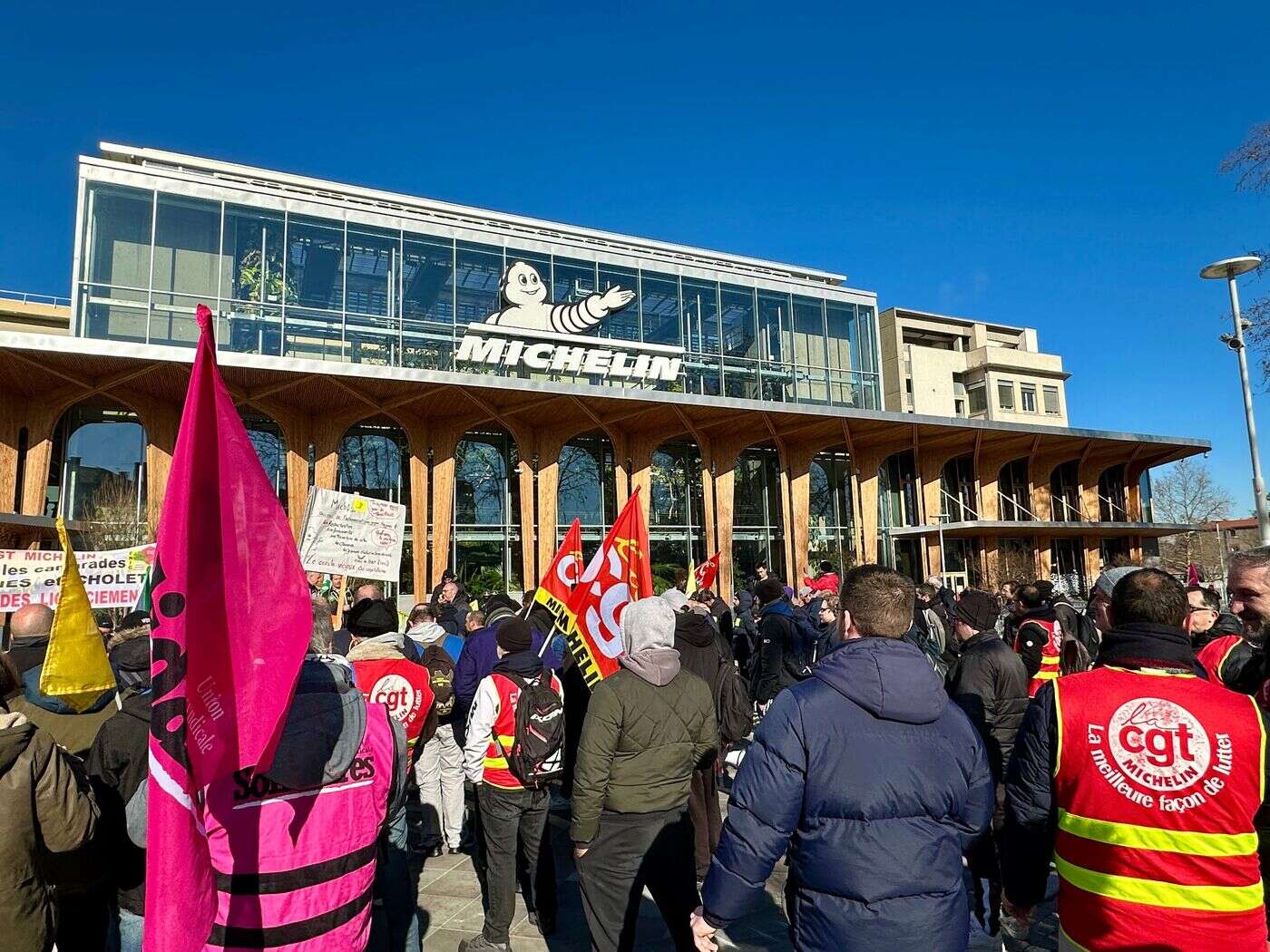 « Aucun site français ne peut se dire serein » : à Clermont-Ferrand, les salariés de Michelin mobilisés face à la fermeture des usines de l’Ouest