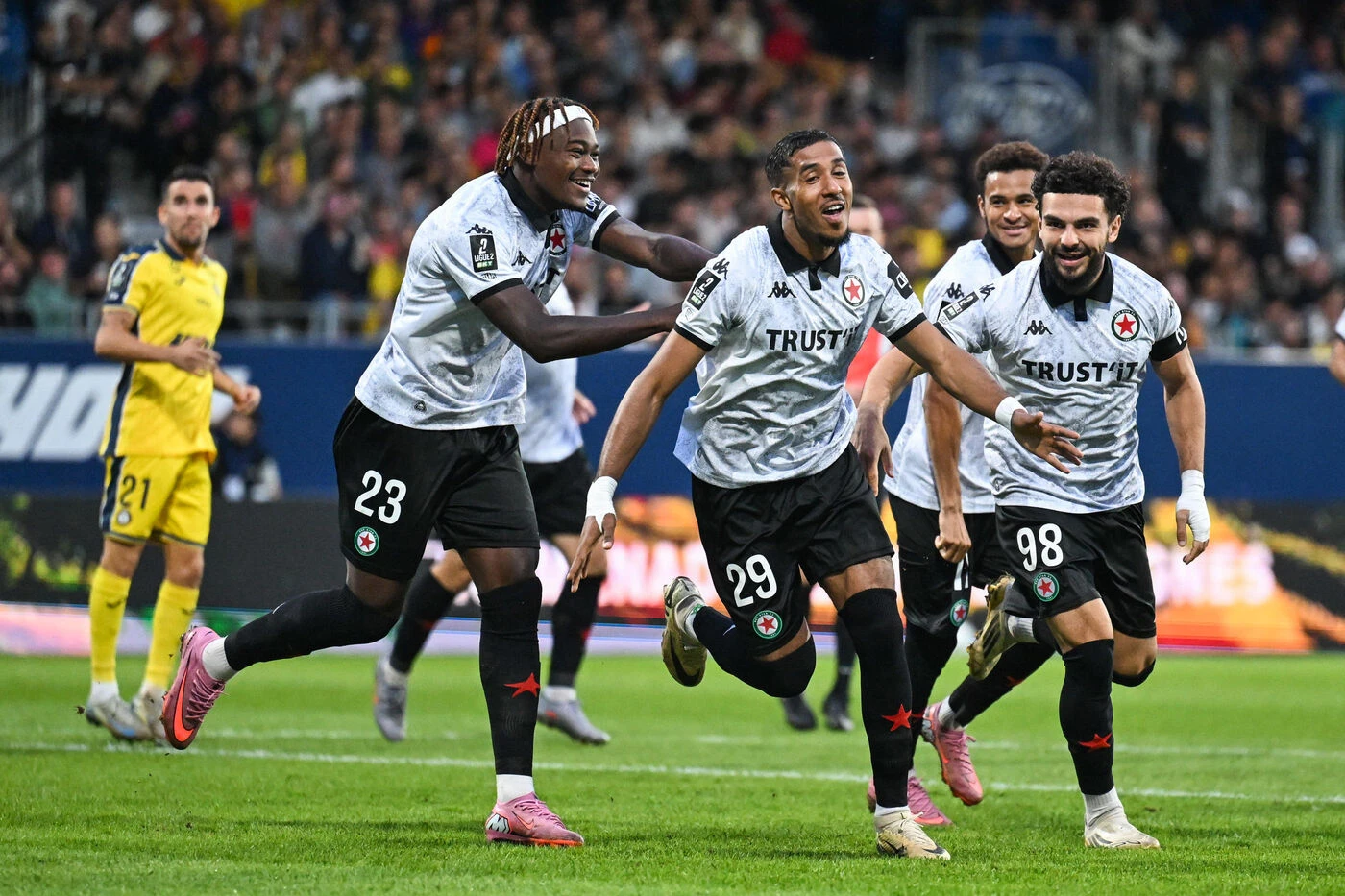 Pau-Red Star (0-3) : solides et efficaces, les Audoniens prennent la tête de la Ligue 2