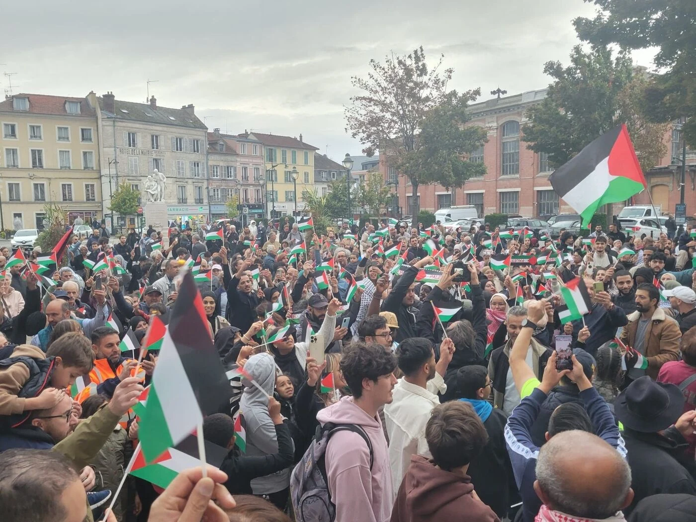 « Porter un drapeau palestinien en signe de paix » : à Corbeil, la distribution maintenue malgré le tribunal