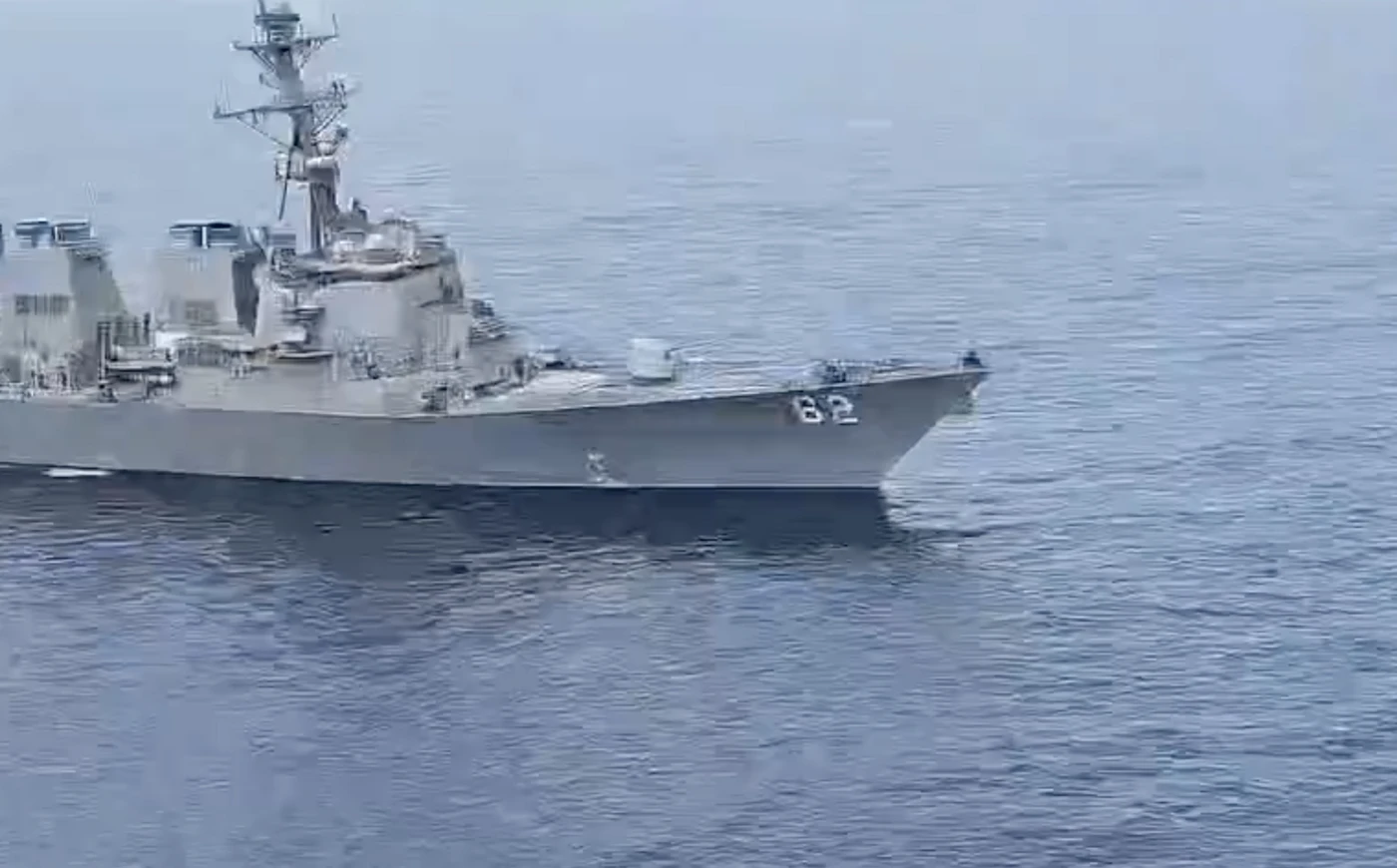 Confrontation tendue entre un destroyer américain et un hélicoptère de la marine iranienne en mer d’Oman