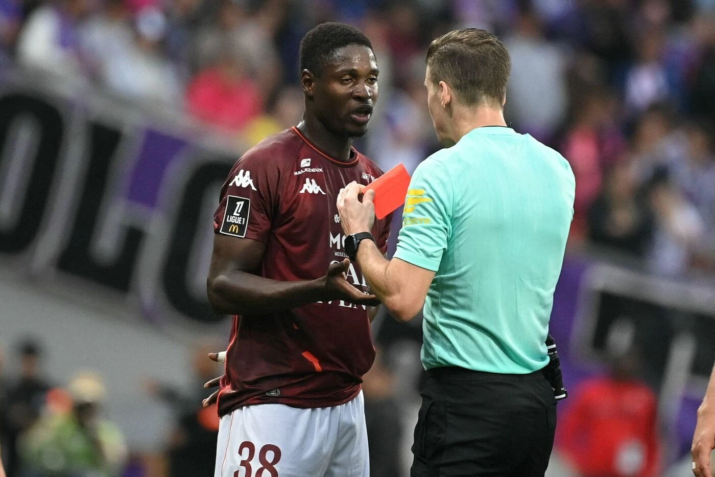 Toulouse-Metz : la vidéo du violent tacle du Messin Sadibou Sané, expulsé pour la deuxième fois de la saison