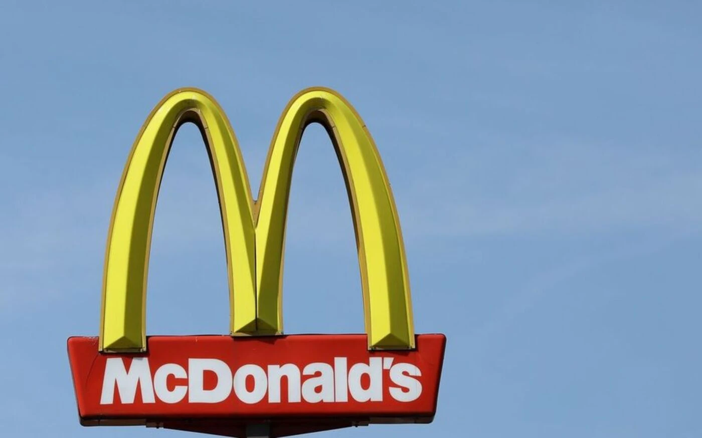 Un engin incendiaire enrobé d’un drapeau israélien déposé devant un McDonald’s à Clermont-Ferrand
