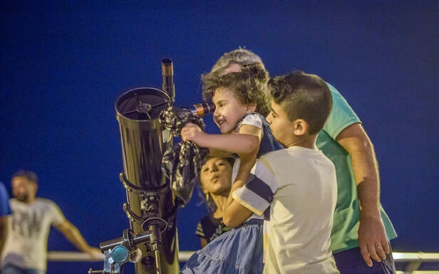 On the Moon Again : tous les télescopes dans la rue pour observer la Lune en juin