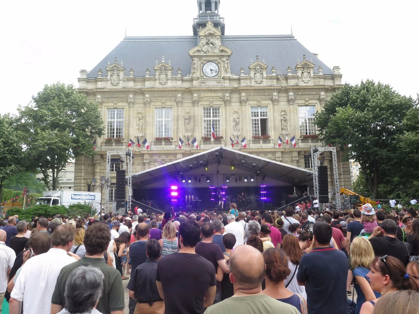 Malgré l’incendie de sept barnums avant Ivry en fête, l’événement aura bien lieu