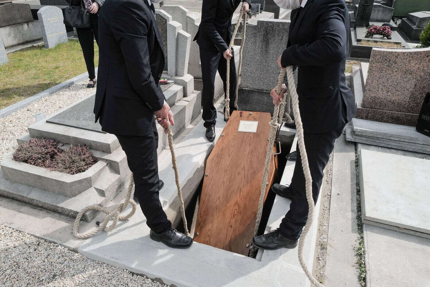 La découverte d’un couteau dans le cadavre d’un homme ne remet pas en cause la piste du suicide