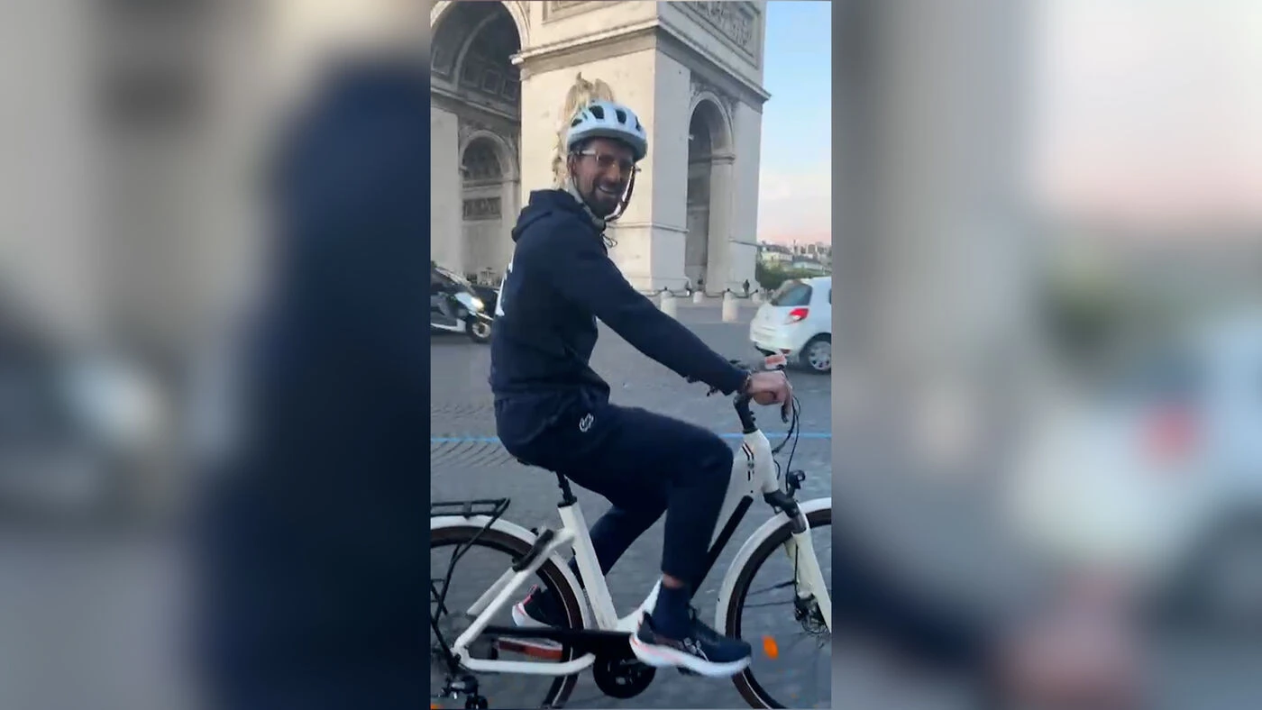 VIDÉO. Elle croise Novak Djokovic à vélo, place de l’Étoile, la veille d’un match