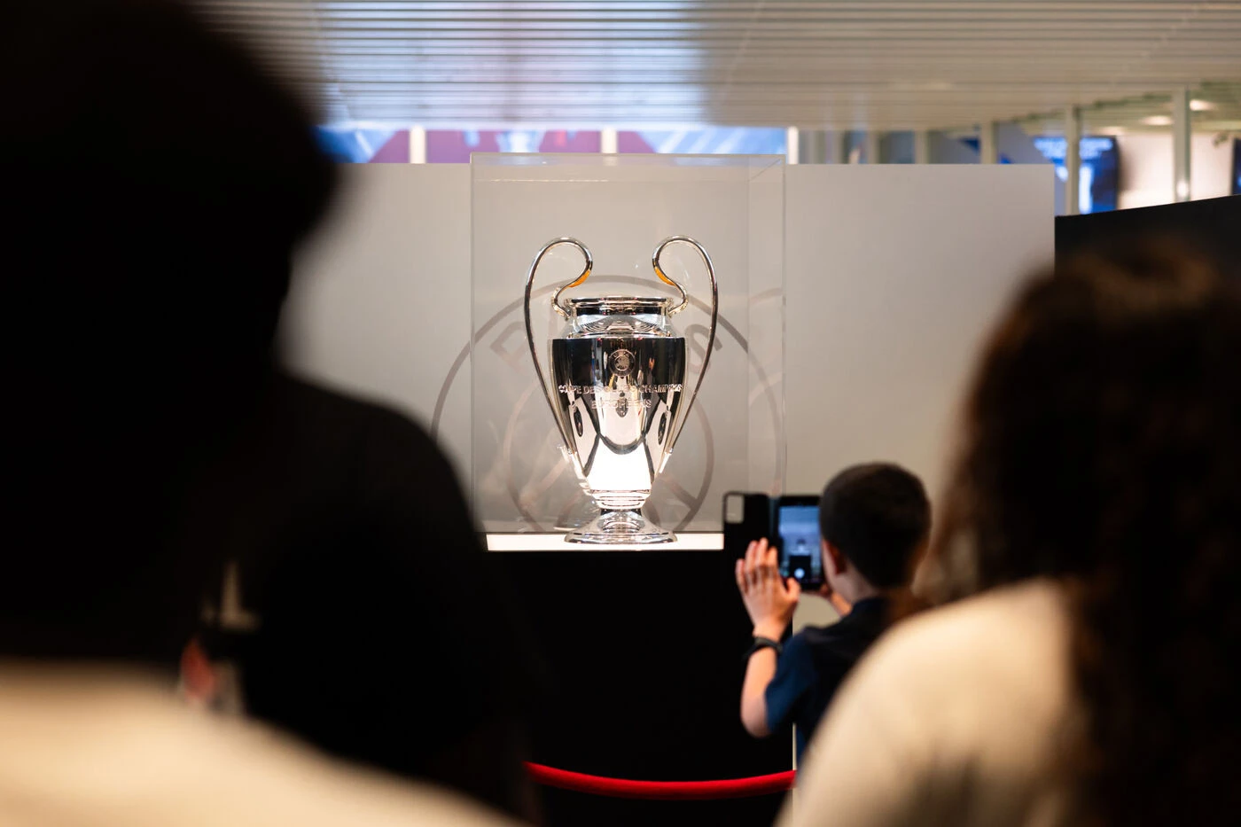 « Elle est là-bas, je l’ai vue ! » : la Ligue des champions est enfin exposée au Parc des Princes