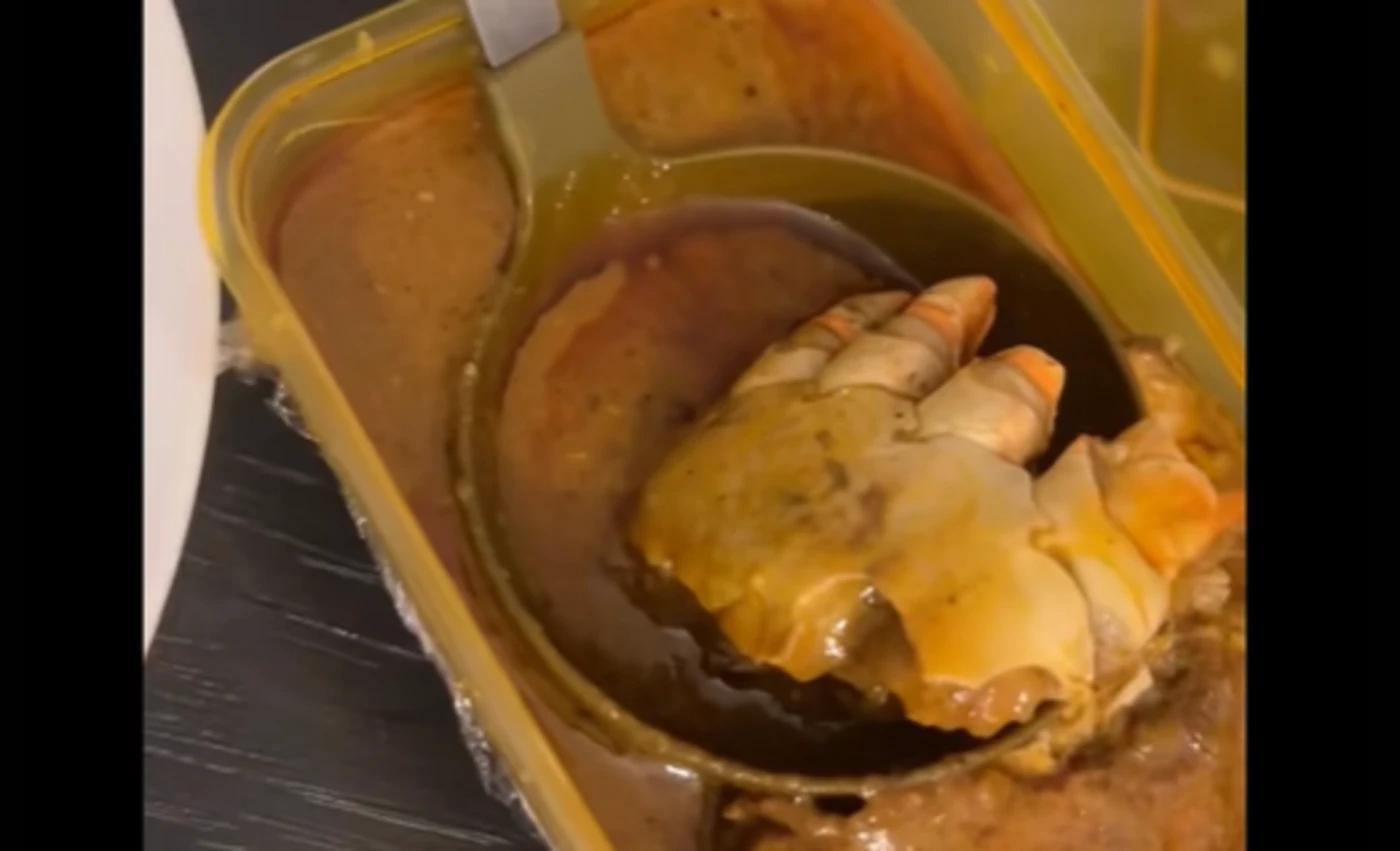 « C’est quoi ça ? » : une jeune femme fait venir la police chez elle après avoir cru apercevoir un pied dans son plat, c’était un morceau de crabe