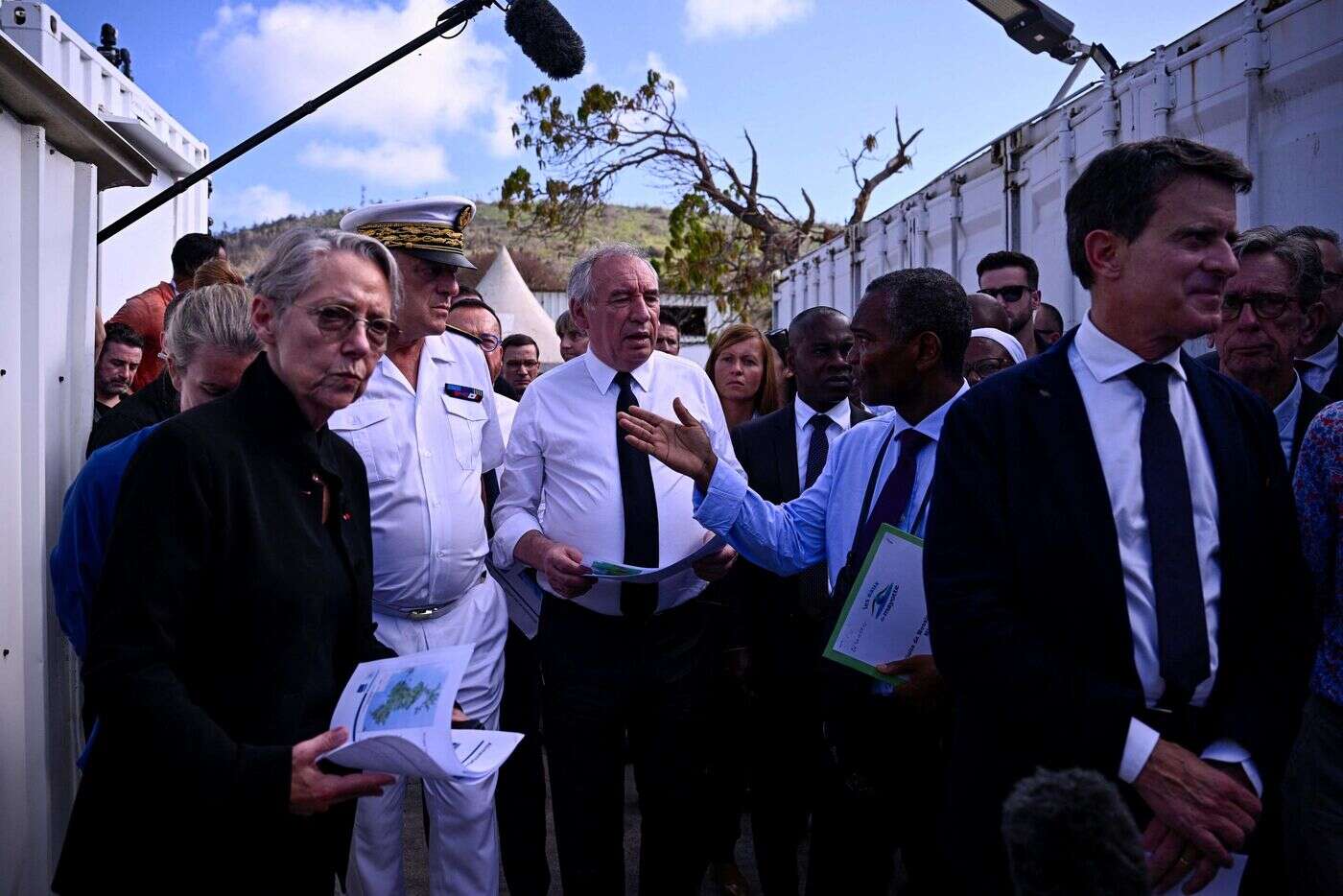 « C’est une honte » : interpellée par des professeurs à Mayotte sur le manque d’aide, Élisabeth Borne leur tourne le dos et s’en va