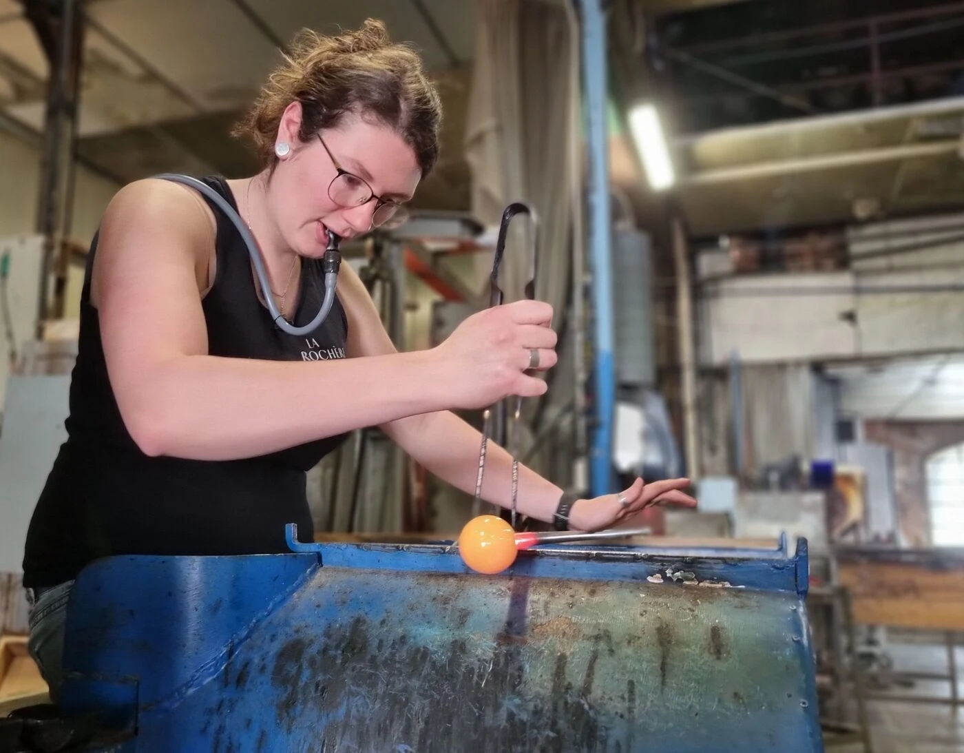 « Une vitrine du savoir-faire français » : en Franche-Comté, la plus ancienne verrerie du pays fête ses 550 ans