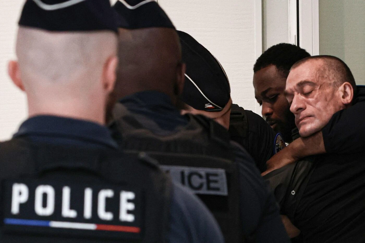 « Cette affaire concerne du porno politique » : l‘artiste russe Piotr Pavlenski expulsé de la salle d’audience à l’ouverture du procès de Mimi Marchand