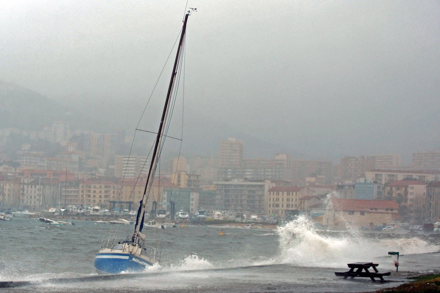 La tempête Hans arrive en France, la Corse placée en vigilance orange pluie-inondation : à quoi faut-il s’attendre ?