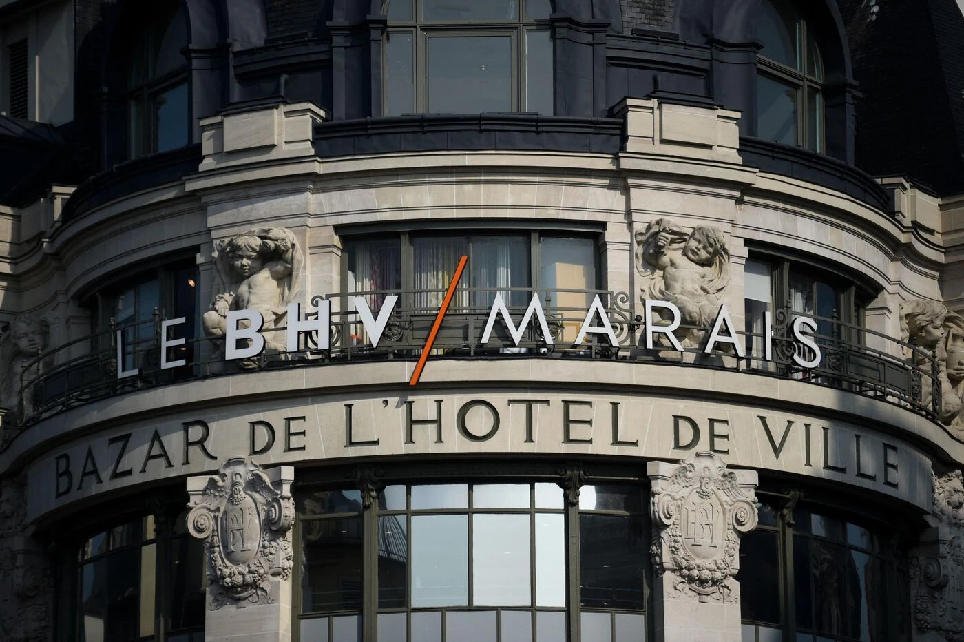 Paris : les Galeries Lafayette cèdent les murs du BHV L’Homme à la foncière de Xavier Niel