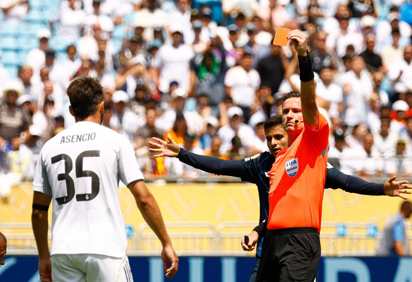 Real Madrid - Pachuca : la vidéo du carton rouge de Raúl Asencio dès la 7e minute