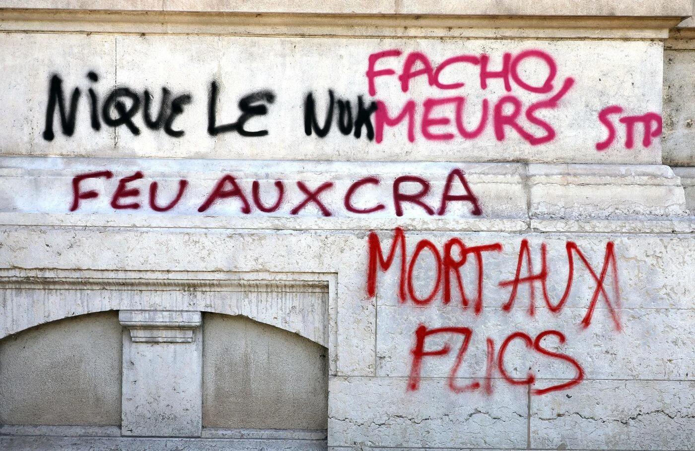 « Retailleau, on aura ta peau », « tue des flics »… L’université de Lyon taguée, Borne dénonce des inscriptions « indignes »