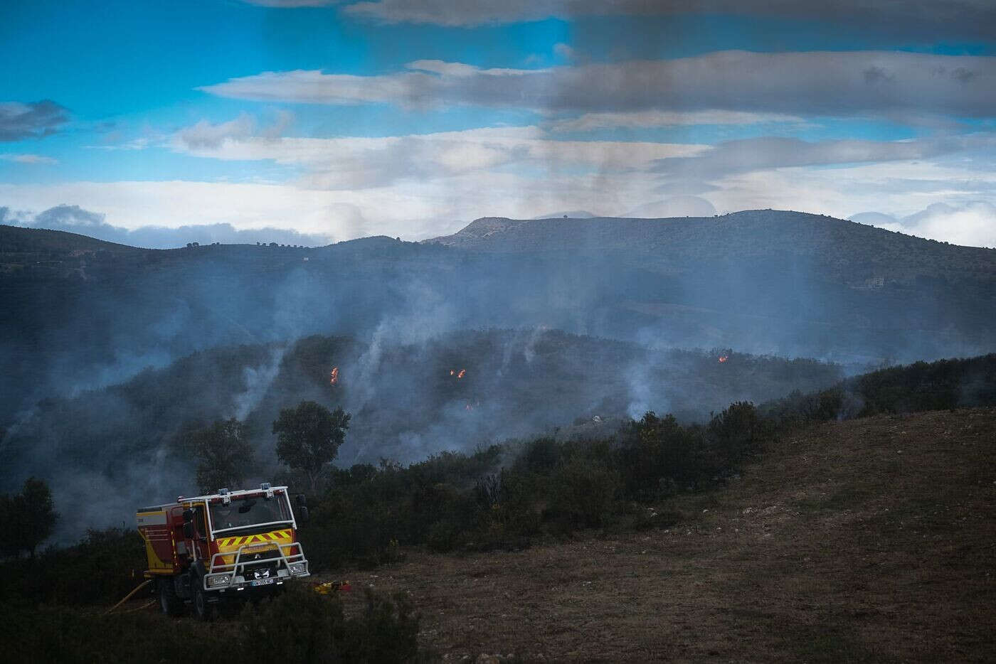 Les pompiers mettent volontairement le feu dans les Pyrénées-Orientales