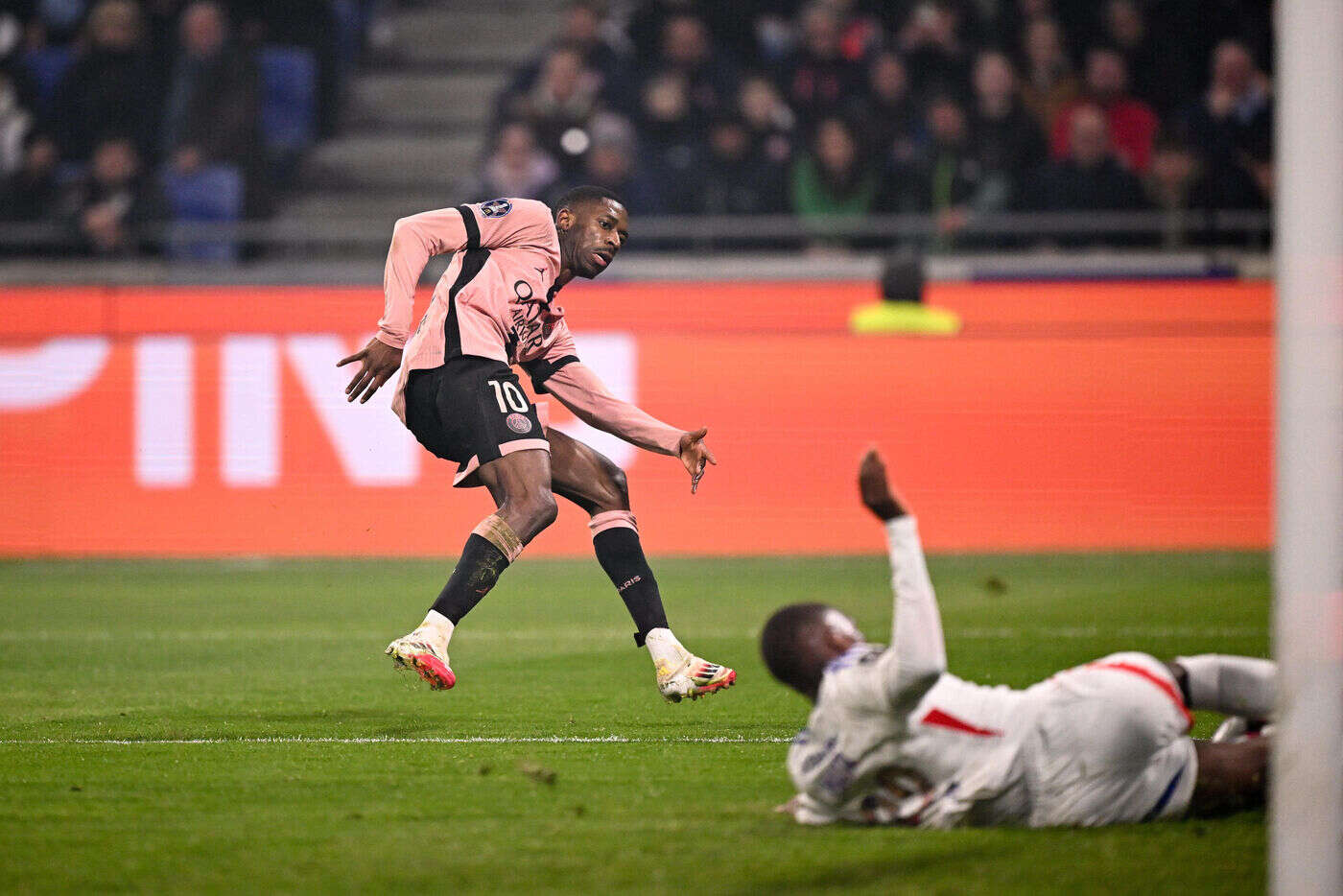 OL-PSG : la vidéo du sauvetage spectaculaire du Lyonnais Clinton Mata, qui heurte le poteau