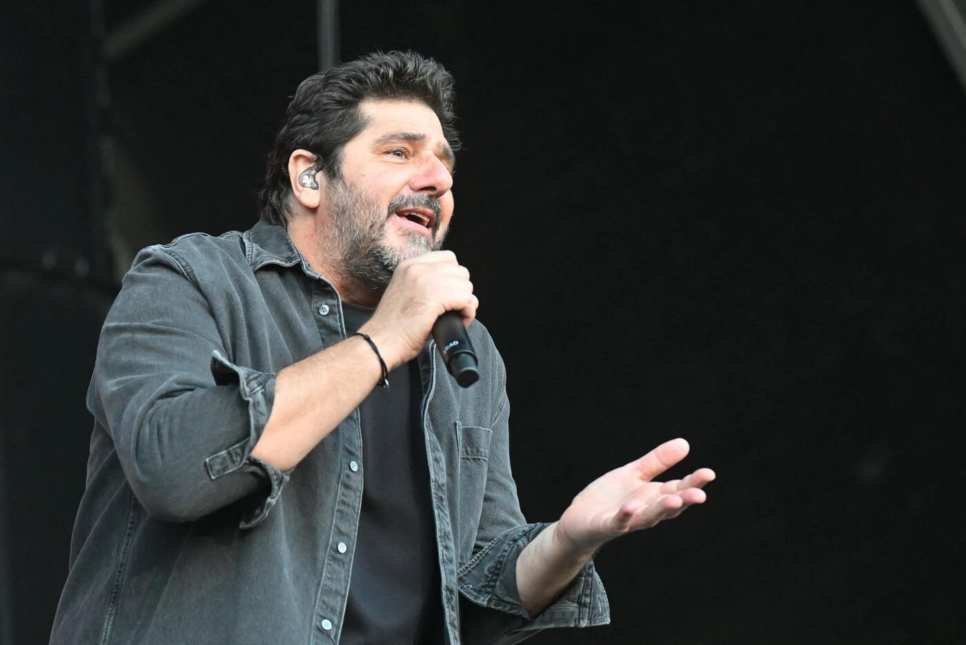 « Dépêchez-vous d’acheter une villa » : quand les touristes sont indésirables au concert de Patrick Fiori à Saint-Tropez