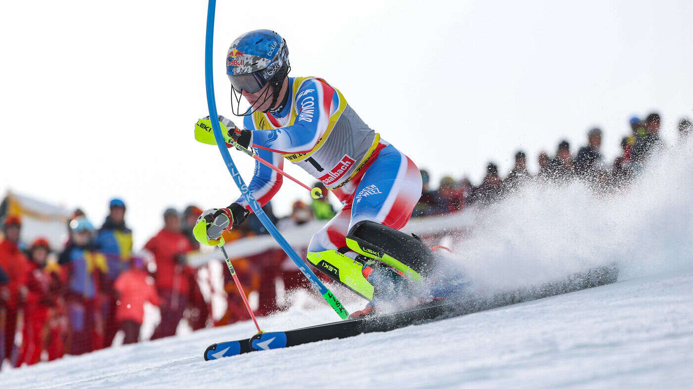 Mondiaux de ski : tout en maîtrise, le Français Clément Noël assomme la première manche du slalom