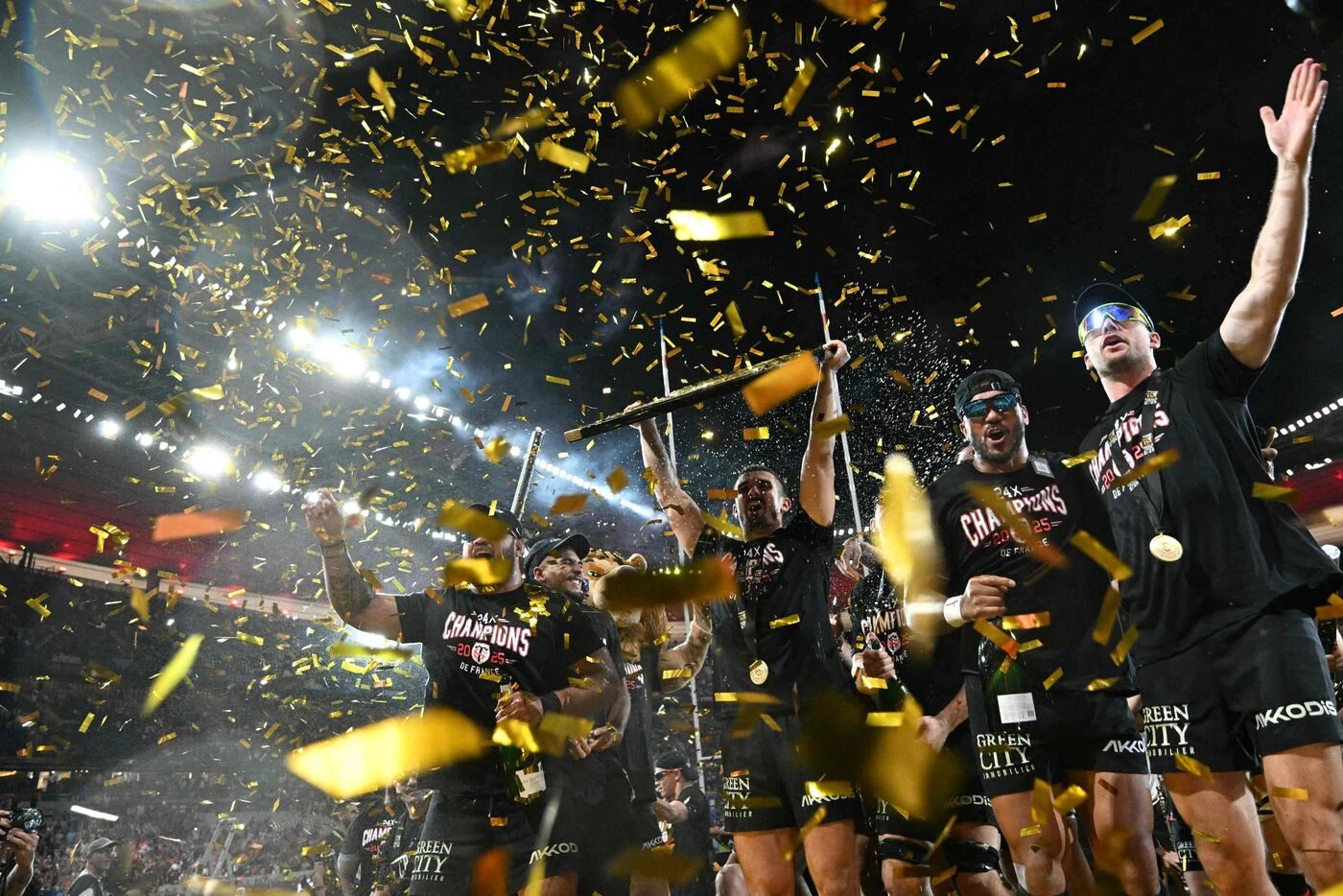 Bière cul-sec de Macron, ventriglisse et soirée mousse… Les images des célébrations des Toulousains champions de France