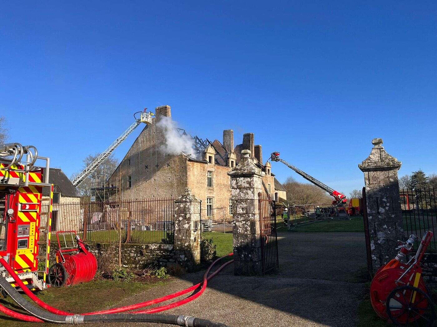 Un appel aux dons pour reconstruire le manoir breton de Kernault ravagé par un incendie de toiture