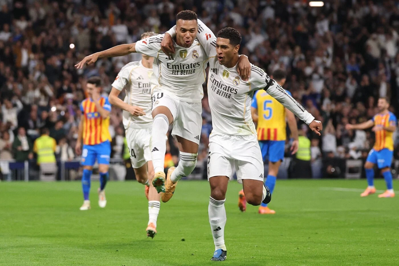 Un pénalty et une reprise de volée : le doublé en 30 minutes de Kylian Mbappé contre Valence en vidéo