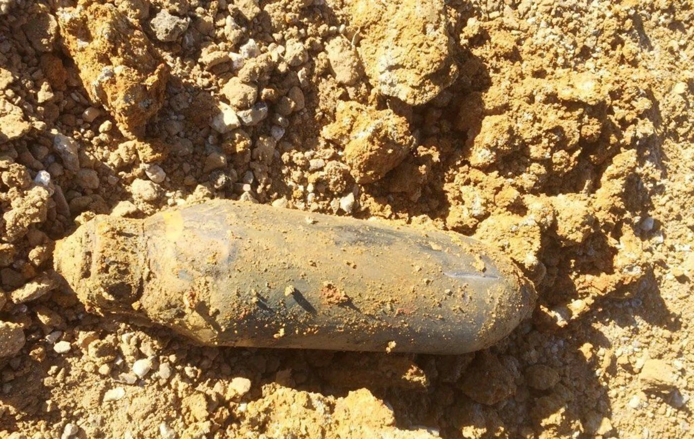 «J’ai entendu un boum» : il refait sa clôture et tombe sur un obus de la Seconde Guerre mondiale