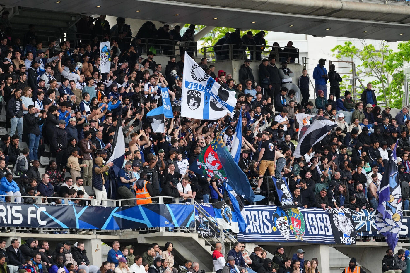Paris FC : déplacement en bus, match au Grand Rex et accueil à l’aéroport… Les supporters préparent la montée en L1