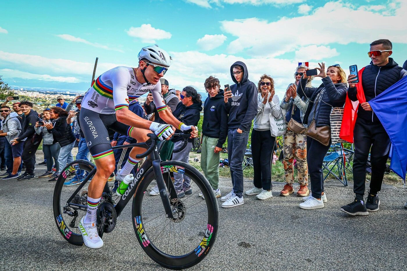 Irrésistible Tadej Pogacar, sacré champion d’Europe de cyclisme, héroïque 3e place du jeune Français Paul Seixas