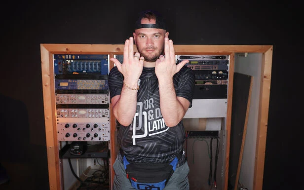 Le rappeur Jul propose de composer un hymne pour les Bleus