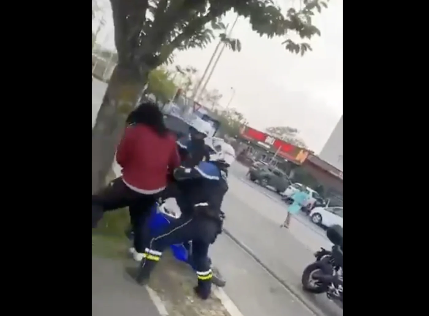Drancy : pris à partie par un groupe, un policier tire sur un jeune de 18 ans, le blessant grièvement