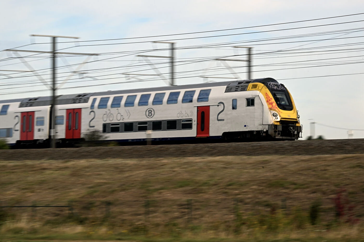 Un car scolaire percute un train en Belgique, plusieurs « victimes »