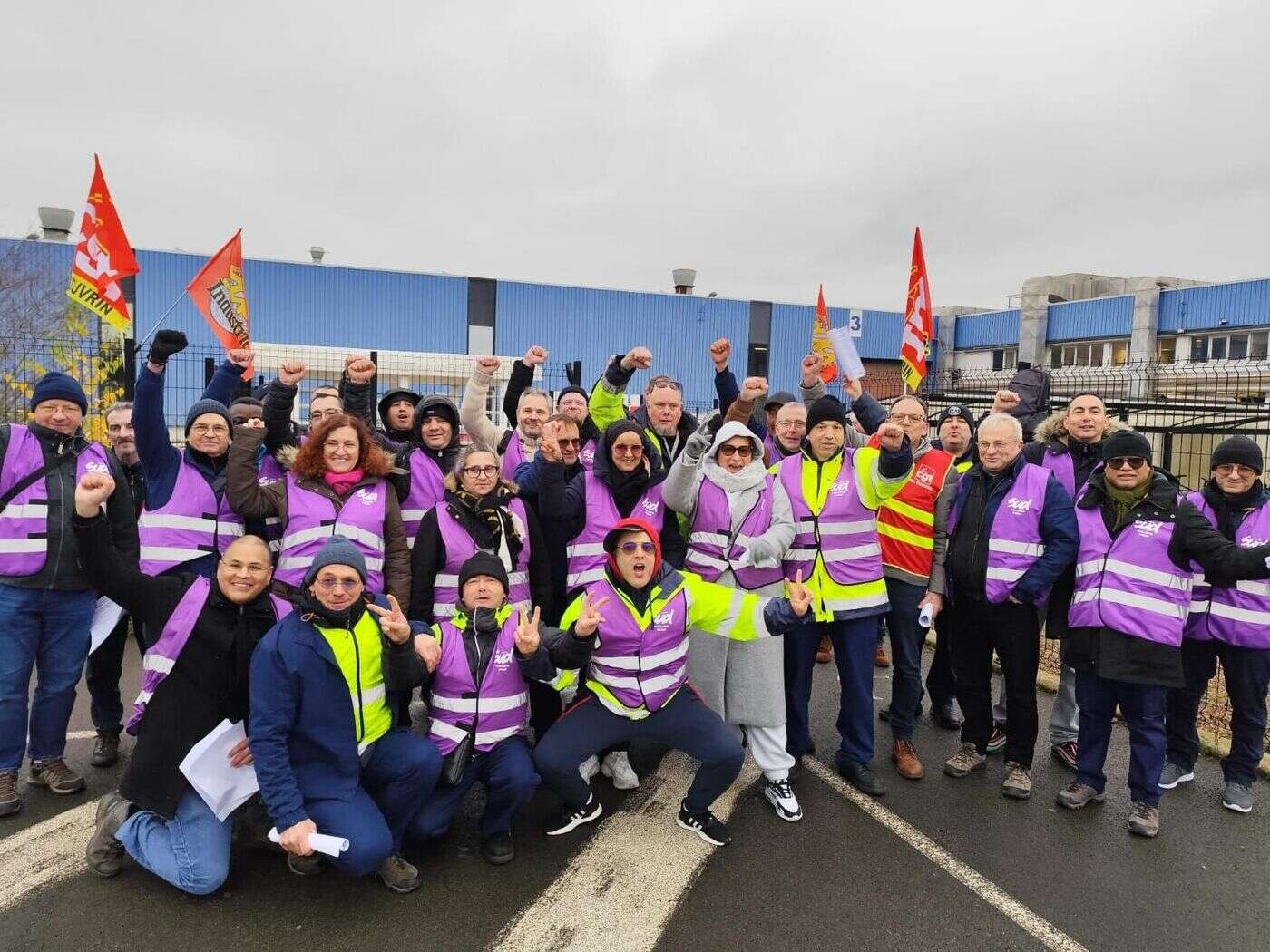 Fermetures d’usines : chez Stellantis, les ouvriers de Poissy et de Douvrin unis dans le combat