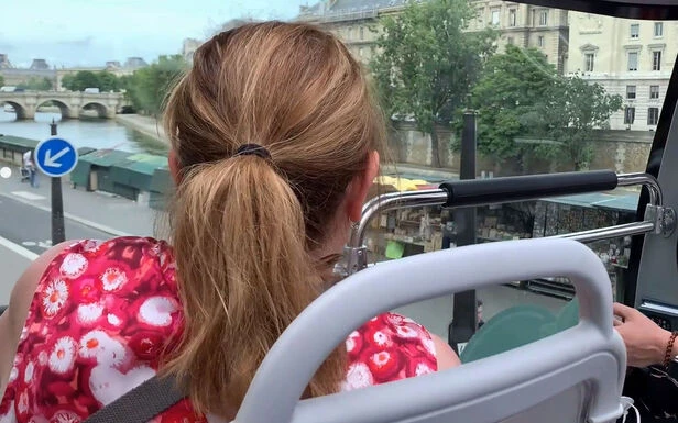 VIDÉO. A Paris, les bus touristiques de retour pour quelques visiteurs
