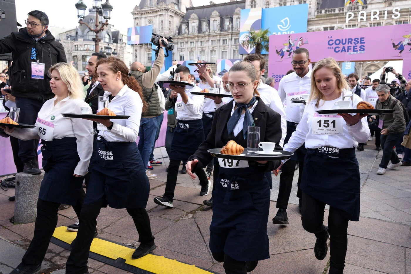 Paris : avez-vous déjà joué les serveurs ? La course des cafés ouvre au public pour la première fois