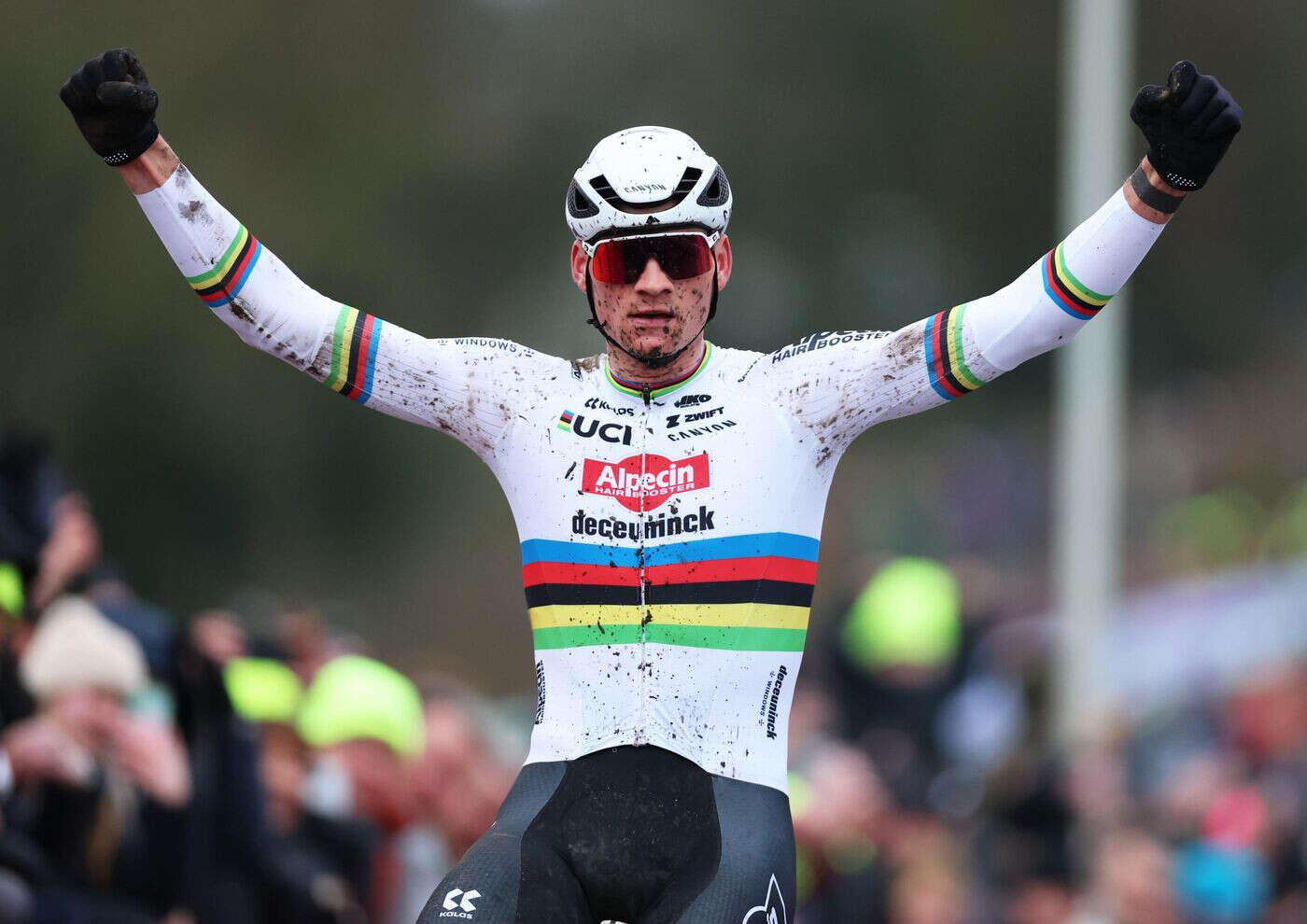 Cyclo-Cross : les images de la nouvelle victoire de Mathieu Van der Poel malgré une côte cassée