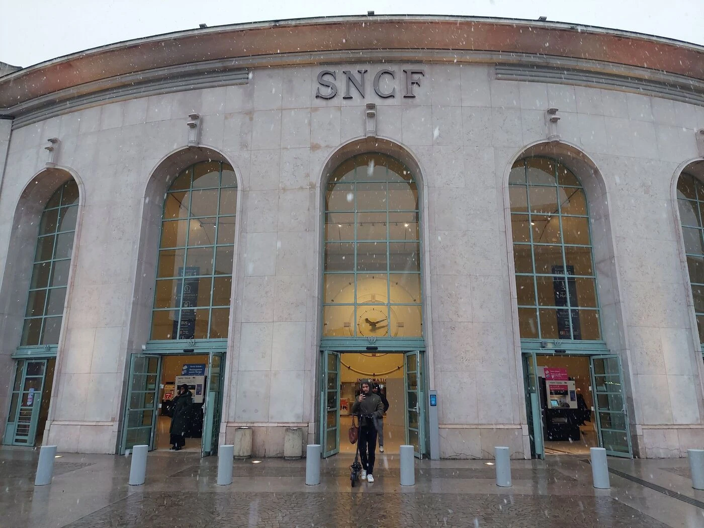 « Laisse-toi faire, je vais m’occuper de toi » : il agresse sexuellement une agente SNCF en gare de Versailles-Chantiers