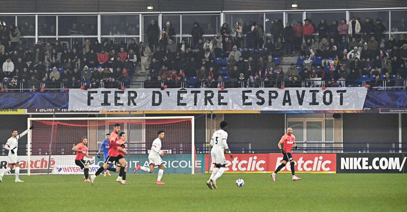 « Ici, c’est Espaly » : malgré la défaite contre le PSG, l’incroyable soirée des supporters à Clermont-Ferrand